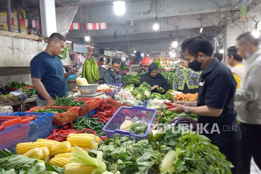 Pedagang sayuran di Pasar Kosambi, Kota Bandung, Jawa Barat, tengah melayani pembeli, Selasa (12/12/2023). 