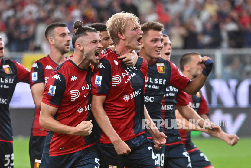 Para pemain Genoa merayakan gol ke gawang AS Roma dalam lanjutan Serie A Liga Italia.