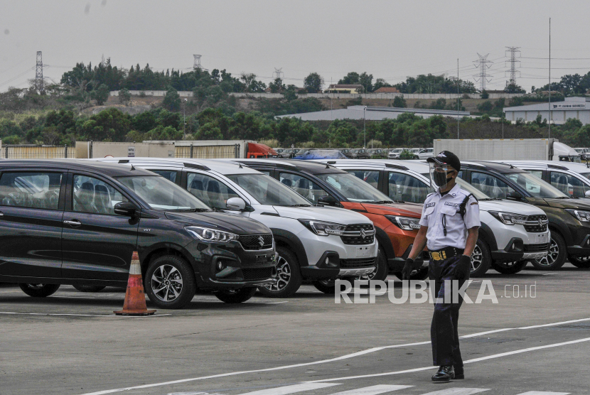 Petugas keamanan berjaga di sekitar unit mobil baru di salah satu kawasan industri otomotif di Cikarang, Kabupaten Bekasi, Jawa Barat.