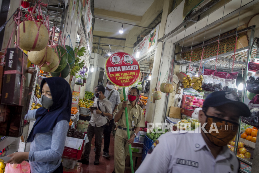 Petugas Dinas Perdagangan melakukan razia pemakaian masker bagi pedagang dan pengunjung di Pasar Gede, Solo, Jawa Tengah (ilustrasi)