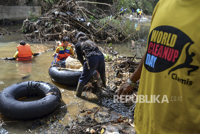 Wagub Lampung Ikut Pungut Sampah Peringati World Cleanup Day (ilustrasi)