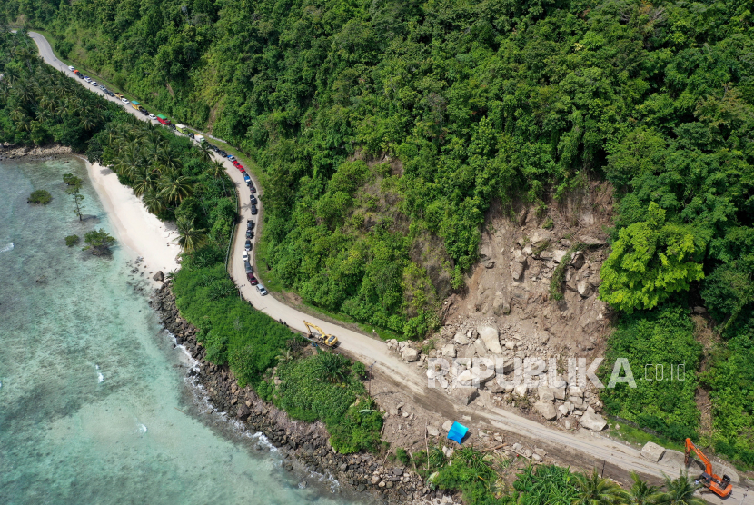 Foto aerial tanah longsor di Jalan Trans Sulawesi Poros Majene-Mamuju, Majene, Sulawesi Barat, Rabu (20/1/2021). Jalur yang sempat terputus akibat longsor tersebut sudah bisa dilalui dengan sistem buka tutup arus kendaraan dari dua arah.