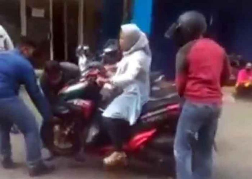Viral Video Debt Collector Tarik Sepeda Motor Emak-emak Disebut di Sidoarjo