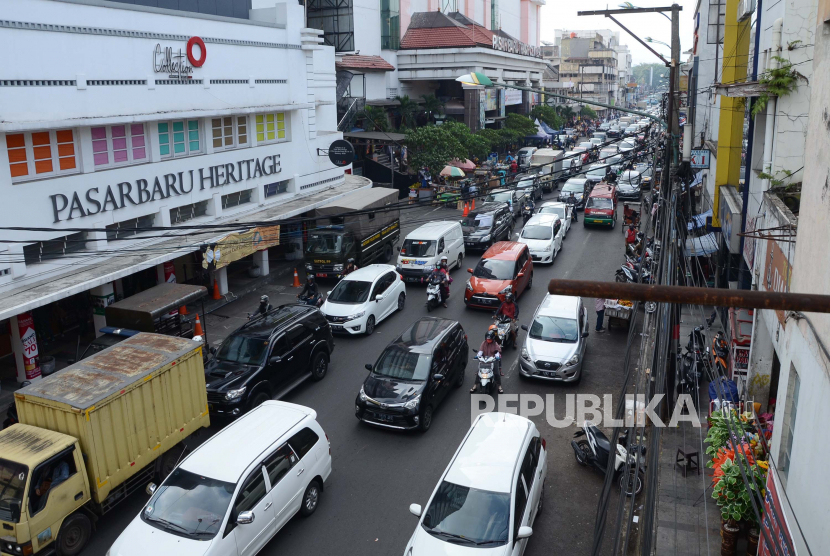 Kepadatan lalu lintas di kawasan Pasar Baru, Kota Bandung. (ilustrasi)
