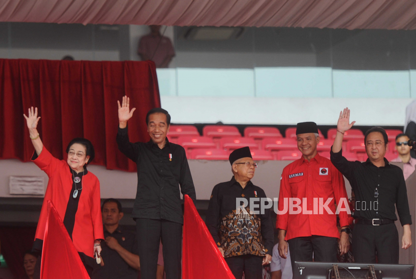 Presiden Joko Widodo (kedua kiri) bersama Wakil Presiden Maruf Amin (tengah), Ketua Umum PDI Perjuangan Megawati Soekarnoputri (kiri) dan Bakal Calon Presiden PDI Perjuangan Ganjar Pranowo (kedua kanan) menghadiri puncak peringatan Bulan Bung Karno di Stadion Utama Gelora Bung Karno, Jakarta, Sabtu (24/6/2023). PDI Perjuangan menggelar konsolidasi akbar dalam memperingati puncak Bulan Bung Karno 2023 bertemakan Kepalkan Tangan Persatuan untuk Indonesia Raya yang dihadiri sekitar 100.000 orang relawan, simpatisan hingga kader.