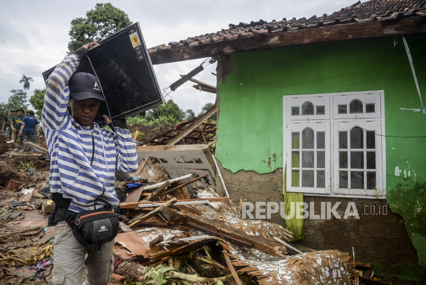 Warga membawa televisi dari rumah yang hancur akibat gempa dan longsor di kawasan Cijendil, Kecamatan Cugenang, Cianjur, Jawa Barat, Rabu (23/11/2022). BNPB Pastikan Pembersihan Puing Gempa Cianjur Selesai dalam 40 Hari