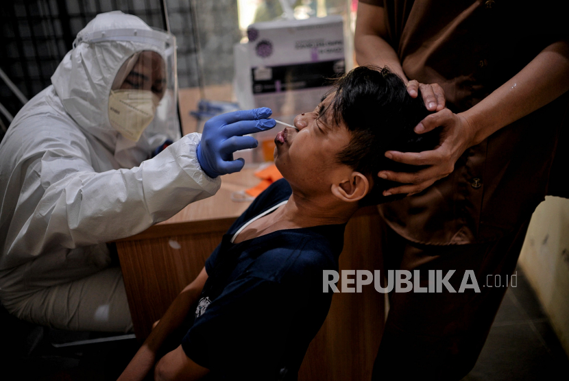 Petugas kesehatan melakukan tes antigen di Puskesmas Kecamatan Mampang Prapatan, Jakarta Selatan, Senin (27/12), untuk mendeteksi penyebaran Covid-19.