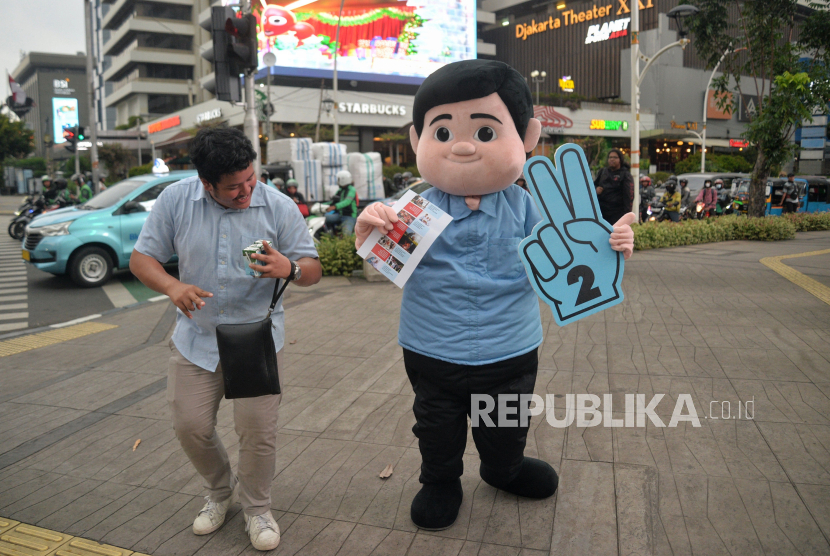 Fanta First Voters berjoget goyang gemoy saat membagikan susu gratis yang merupakan program unggulan Prabowo Subianto kepada warga di kawasan Sarinah, Jakarta Pusat, Jumat (29/12/2023).