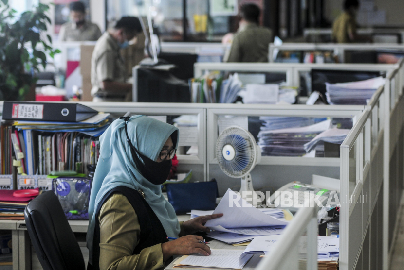 Pemerintah Kota (Pemkot) Bogor membatasi pegawai pegawai di perkantoran pemerintah maupun swasta yang bekerja di kantor maksimal 50 persen (Foto: ilustrasi)