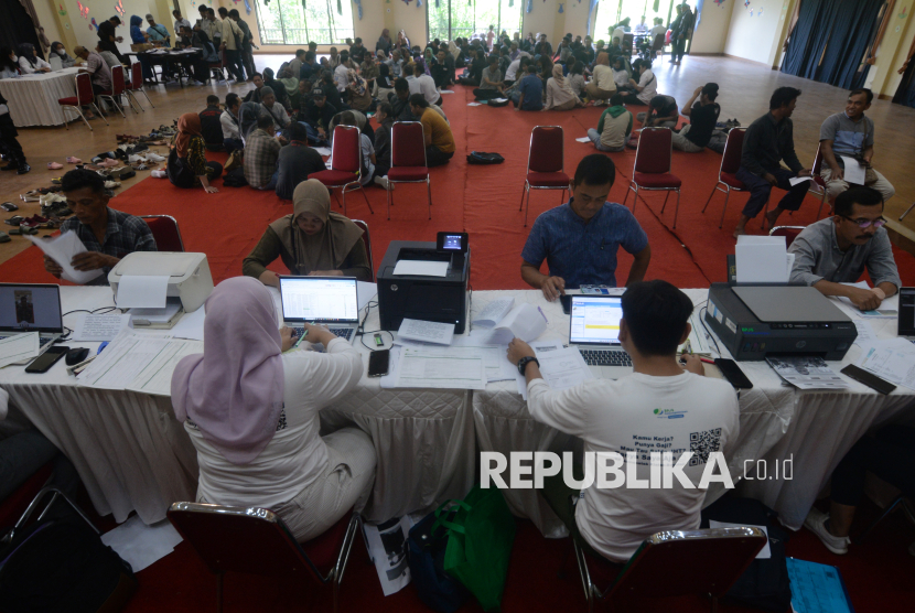 Petugas BPJS Ketenagakerjaan melayani eks karyawan PT Primayudha Mandirijaya untuk klaim jaminan hari tua di Gladagsari, Boyolali, Jawa Tengah, Rabu (5/3/2025). BPJS Ketenagakerjaan Cabang Klaten memberikan pelayanan kolektif klaim jaminan hari tua (JHT) bagi eks karyawan dari salah satu anak perusahaan Sritex Group PT Primayudha Mandirijaya yang terkena pemutusan hubungan kerja (PHK) sebanyak 956 orang.