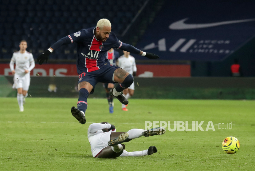 Penyerang Paris Saint Germain Neymar melompat melewati adangan pemain Bordeaux. PSG ditahan imbang Bordeaux 2-2 di Liga Prancis.