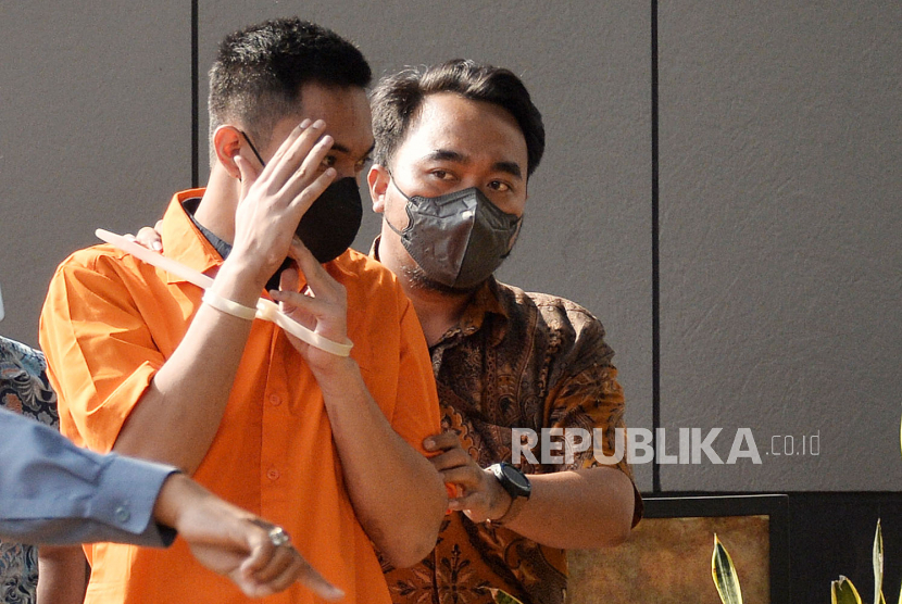 Pelaku tindak penganiayaan terhadap David Ozora, Mario Dandy Satriyo, tiba di Gedung Kejaksaan Negeri Jakarta Selatan, Jumat (26/5/2023). Sebuah video memperlihatkan Mario memasang sendiri borgolnya saat menyadari ada kamera. 