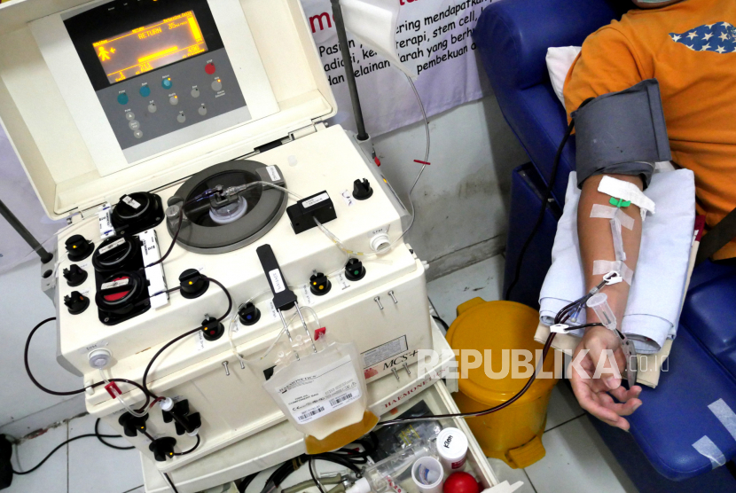 Proses donor darah konvalesen dari penyintas Covid-19 di PMI. 