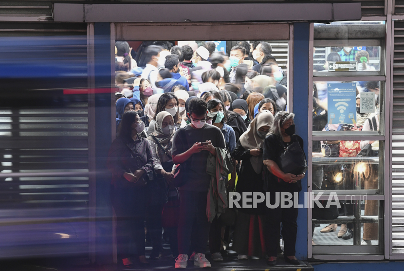 Sejumlah calon penumpang menunggu bus Transjakarta di Halte Harmoni Transjakarta, Senin (10/10/2022). (Ilustrasi)