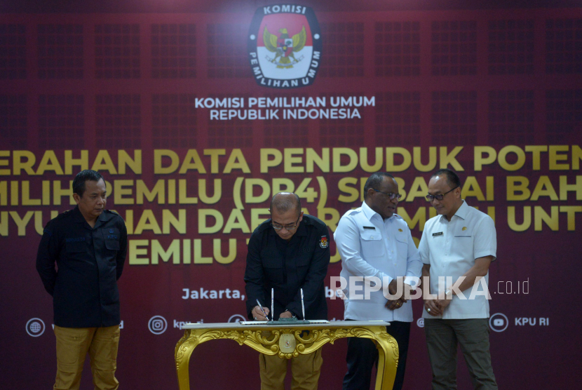 Ketua KPU Hasyim Asyari menandatangani berita acara disaksikan oleh Wakil Menteri Dalam Negeri John Wempi Wetipo (dua kanan), Sekjen KPU Bernad Dermawan Sutrisno (kiri) dan Dirjen Dukcapil Kemendagri Zudan Arif Fakrulloh (kanan) dalam acara Penyerahan Data Penduduk Potensial Pemilih Pemilu (DP4) di Kantor KPU RI, Jakarta, Rabu (14/12/2022). DP4 tersebut digunakan sebagai bahan penyusunan daftar pemilih untuk Pemilu 2024. Republika/Prayogi. 