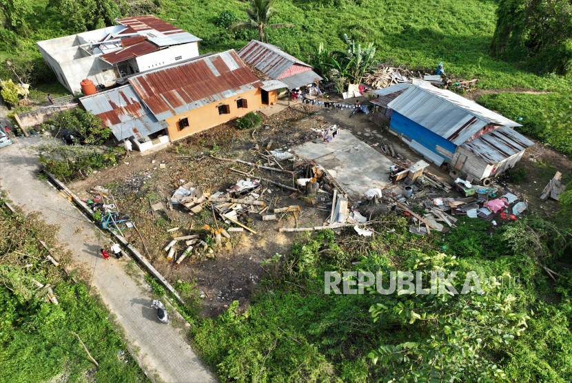 Foto udara rumah yang rusak akibat angin kencang dan tertimpa pohon. (Ilustrasi)