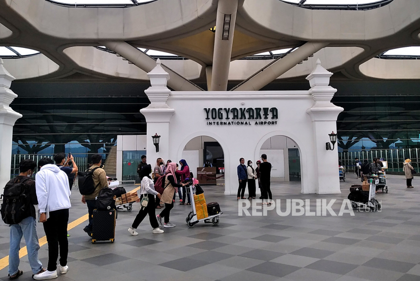 Penumpang di terminal keberangkatan Bandara Internasional Yogyakarta (YIA), Kulonprogo, Yogyakarta, Jumat (30/12/2022). Sepanjang 2022, manajemen YIA telah melayani 2,91 juta penumpang hingga 27 Desember lalu. Atau naik dua kali lipat dibandingkan tahun lalu sebesar 1,4 juta penumpang. Momen libur Nataru 2022/2023 PT Angkasa Pura (AP) 1 sebagai pengelola YIA mencatat trafik penumpang tertinggi pada 23 Desember sebanyak 13.448 penumpang. Persentasenya naik 104 persen dibandingkan tahun lalu. Untuk puncak arus balik libur Nataru 2023 diprediksi pada 3 hingga 4 Januari 2023 dengan perkiraan penumpang sekitar 14 ribu orang.