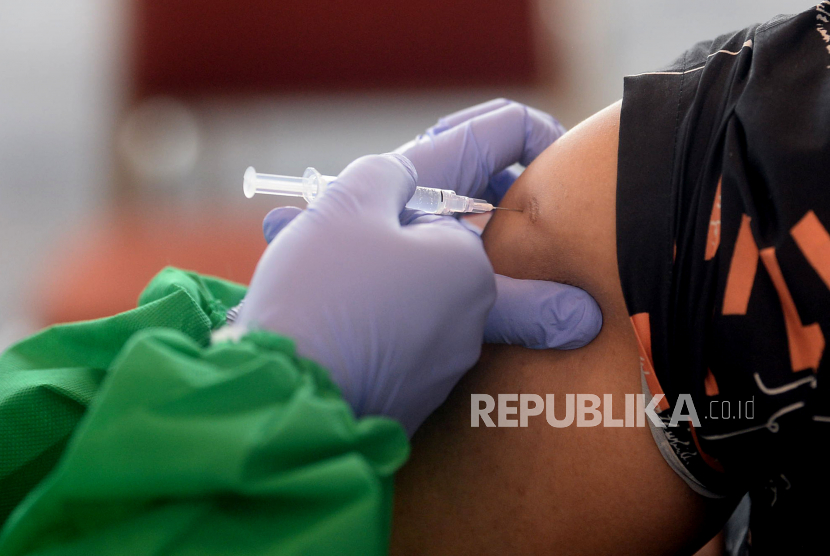 Petugas kesehatan menyuntikan vaksin COVID-19 dosis pertama kepada seorang pelaku ekonomi kreatif di Sentra Vaksinasi di Neo Soho Mall, Jakarta, Selasa (8/6). Kemenparekraf membuka program vaksinasi COVID-19 bagi para pelaku pariwisata dan ekonomi kreatif di area Jakarta yang berlangsung dari tanggal 8 hingga 11 Juni 2021.Prayogi/Republika