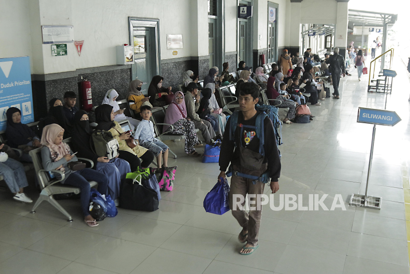 Penumpang menunggu jadwal keberangkatan kereta di Stasiun Sukabumi, Jawa Barat, Jumat (29/3/2024). PT KAI Daop 1 menyediakan sebanyak 128.964 tiket mudik lokal sebanyak 66.000 tiket KA Pangrango jurusan Bogor - Sukabumi dan 62.964 tiket KA Siliwangi jurusan Sukabumi - Cipatat menjelang angkutan Lebaran 2024. 