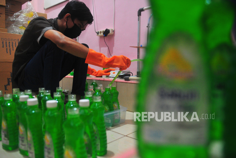 Pekerja usaha sabun cuci piring rumahan mengisi botol kosong saat pengemasan produk. (Ilustrasi)