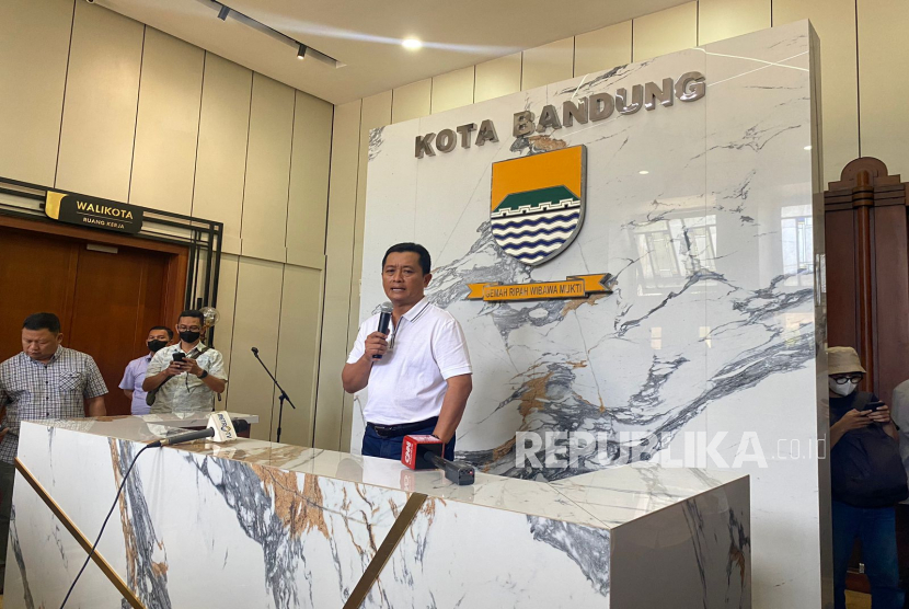 Sekretaris Daerah Kota Bandung Ema Sumarna menyampaikan keterangan kepada awak media di Balai Kota Bandung, usai terciduknya Wali Kota Bandung Yana Mulyana dalam Operasi Tangkap Tangan (OTT) KPK, Sabtu (15/4/2023). 