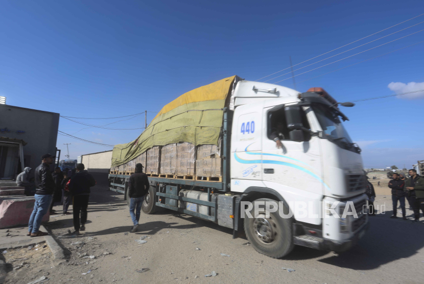 Truk bantuan kemanusiaan memasuki Jalur Gaza dari Israel melalui penyeberangan Kerem Shalom di Rafah pada Ahad (14/1/2024).