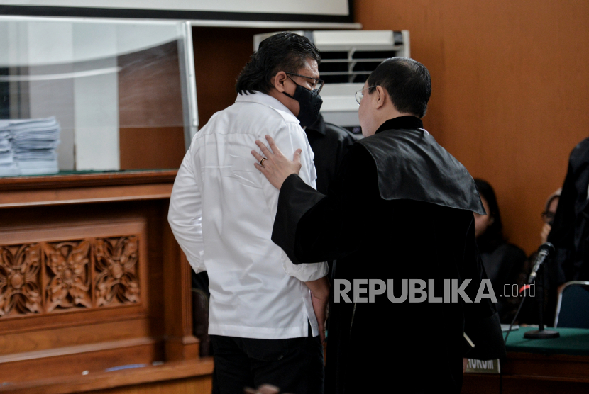 Terdakwa Ferdy Sambo berbincang bersama penasehat hukumnya Arman Hanis saat menjalani sidang vonis kasus dugaan pembunuhan berencana terhadap Brigadir J di Pengadilan Negeri Jakarta Selatan, Senin (13/2/2023). Majelis Hakim menjatuhkan vonis terhadap terdakwa Ferdy Sambo dengan hukuman mati.