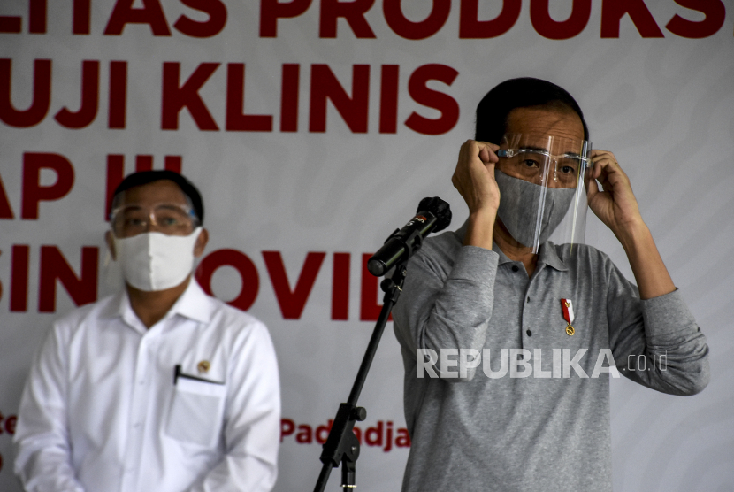 Presiden Joko Widodo (kanan) didampingi Menteri Kesehatan Terawan Agus Putranto (kiri).