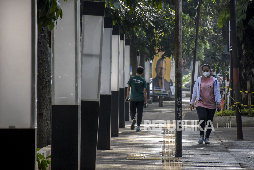 Warga berolahraga di kawasan Taman Saparua, Kota Bandung, Ahad (3/4/2022). Pada hari pertama puasa Ramadhan, sejumlah warga tetap berolahraga untuk menjaga vitalitas tubuh serta menjaga tubuh agar tetap bugar. Foto: Republika/Abdan Syakura