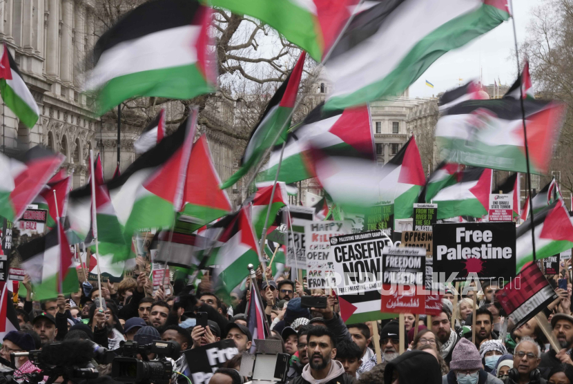 Pengunjuk rasa pro-Palestina mengangkat spanduk, bendera, dan plakat saat demonstrasi di London, Sabtu, (3/2/2024)