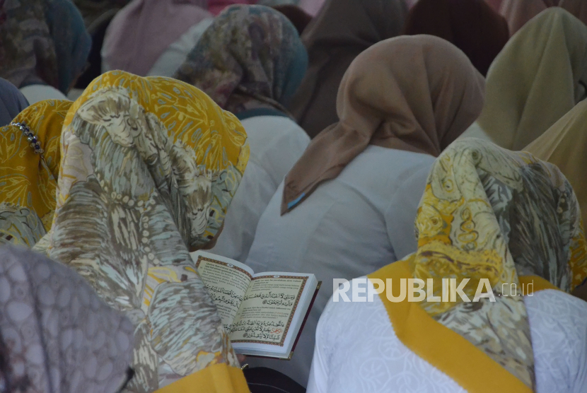 Ratusan muslimah membaca Alquran saat mengikuti kegiatan Bandung Bertadarus yang digelar Tim Penggerak PKK Kota Bandung, di Pendopo Kota Bandung, Jalan Dalem Kaum, Senin (10/4/2023). 7 Tips Mempersiapkan Diri Menghadapi Hari Kiamat