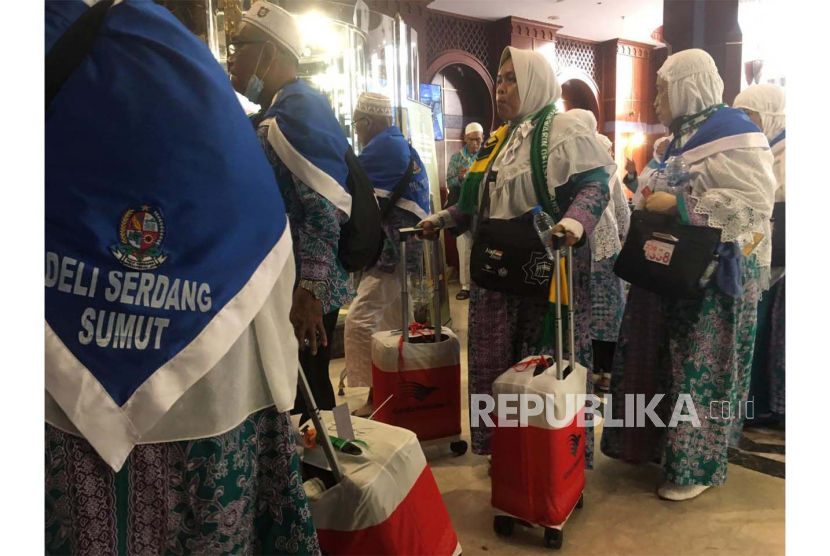 Suasana kedatangan jamaah haji Indonesia kloter 2 Embarkasi Medan di Hotel Arjwan Al Diyafah ,Madinah Kamis (25/5/2023). Total jamaah yang tiba mencapai 360 orang. 