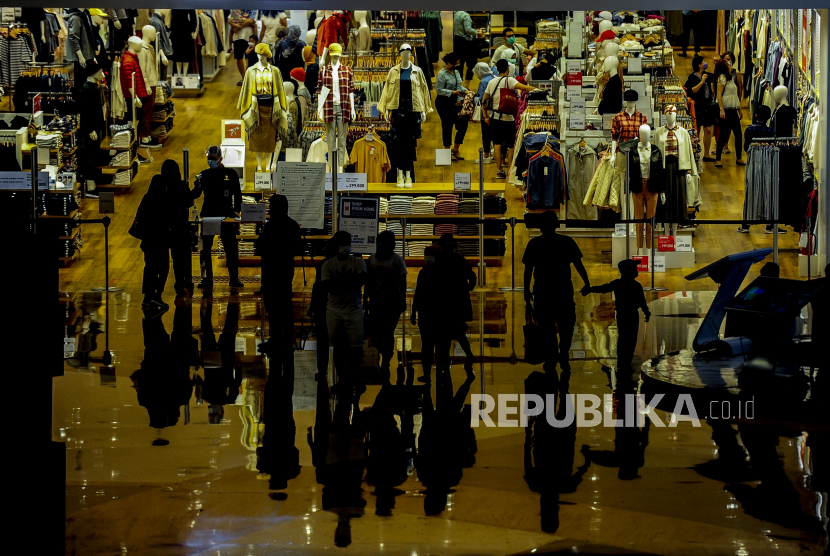 Pengunjung beraktivitas di pusat perbelanjaan Lippo Mall Kemang, Jakarta