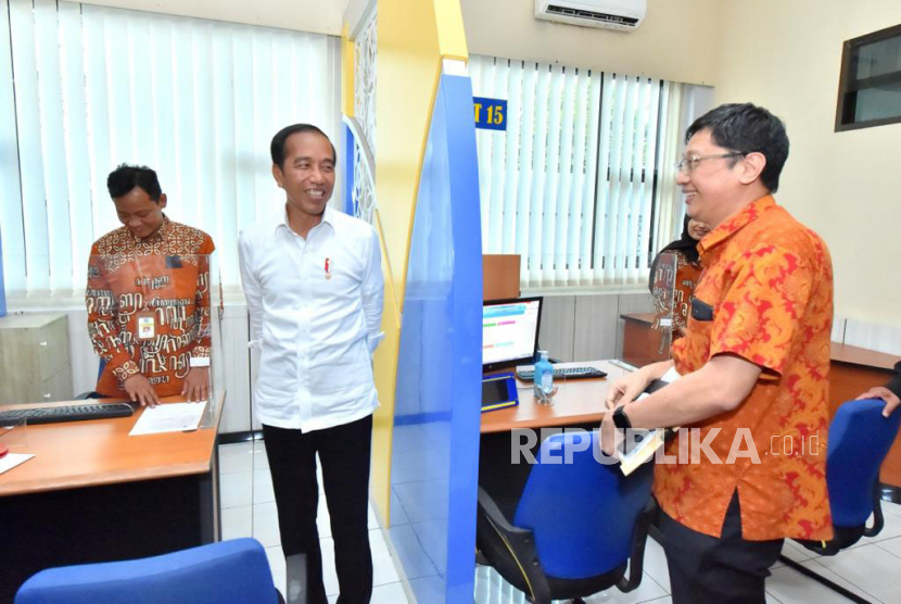 Presiden Joko Widodo (Jokowi) melakukan inspeksi mendadak (sidak) ke Kantor Pelayanan Pajak (KPP) Pratama Kota Solo, Jawa Tengah, Kamis (9/3).