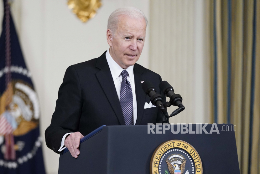  Presiden Joe Biden berbicara tentang Presiden Rusia Vladimir Putin dan invasi Rusia ke Ukraina setelah mengumumkan anggaran yang diusulkan untuk tahun fiskal 2023 di Ruang Makan Negara Gedung Putih, Senin, 28 Maret 2022, di Washington.