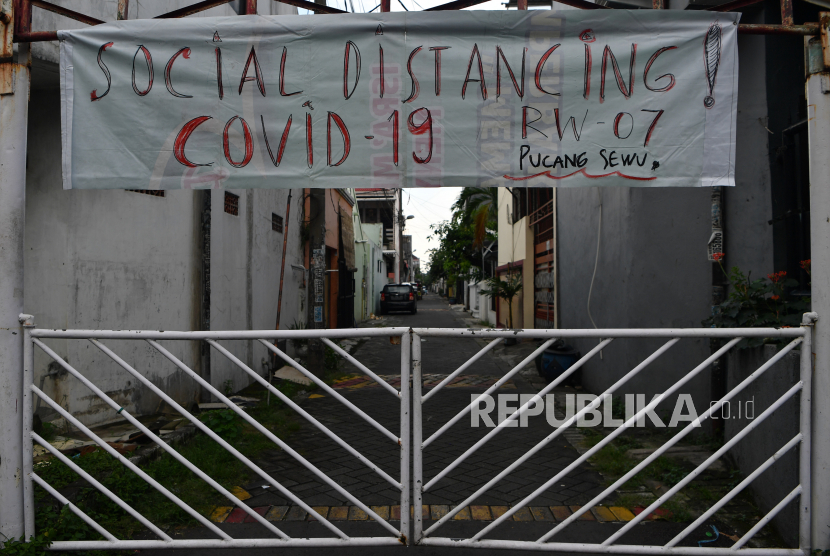 Suasana depan pintu masuk Kampung Pucang Sewu yang melakukan karantina wilayah, Surabaya, Jawa Timur, Minggu (5/4/2020). Karantina wilayah tersebut dilakukan oleh warga di kampung itu guna mencegah penyebaran Virus Corona (COVID-19)