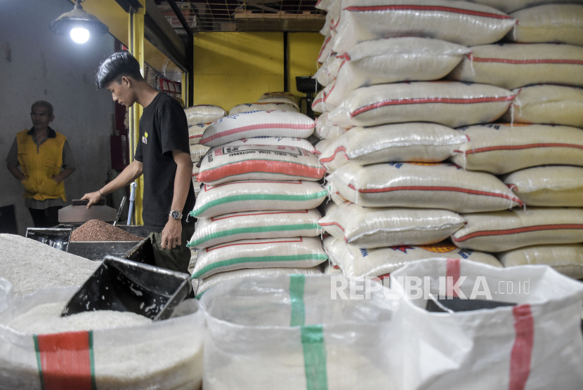 Pedagang menata beras di kiosnya di pasar (ilustrasi) 