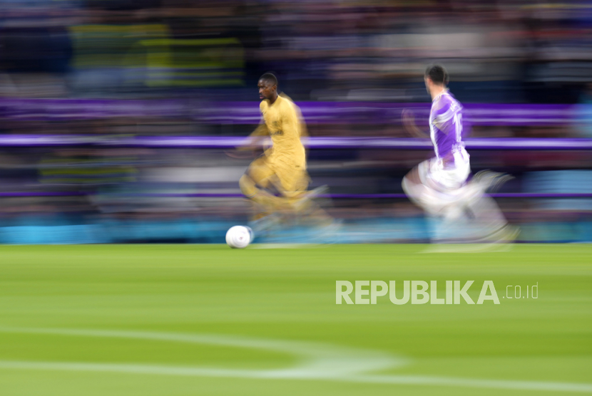 Pemain Barcelona Ousmane Dembele membawa bola saat pertandingan sepak bola La Liga Spanyol antara Valladolid dan FC Barcelona di stadion Jose Zorrilla di Valladolid, Spanyol, Rabu, (24/5/2023) dini hari WIB.