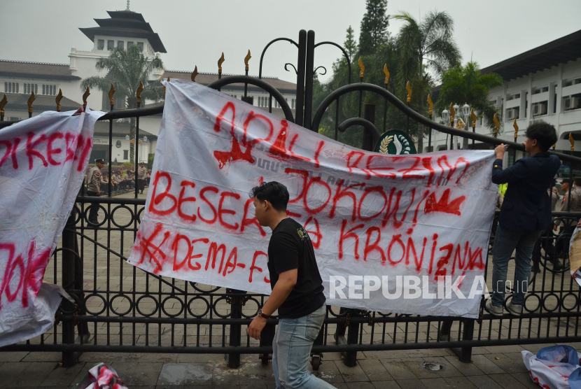 Ratusan mahasiswa dari sejumlah perguruan tinggi menggelar aksi di depan Gedung sate, Kota Bandung, Jumat (22/3/2024). Dalam aksi tersebut mereka menyerukan sejumlah tuntutan, salah satunya mendesak pemerintah segera menurunkan harga kebutuhan pokok.