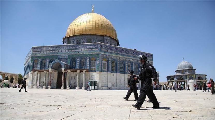 Pada Minggu kemarin delegasi Uni Emirat Arab (UEA) mengunjungi Masjid Al-Aqsa di bawah perlindungan pasukan Israel - Anadolu Agency