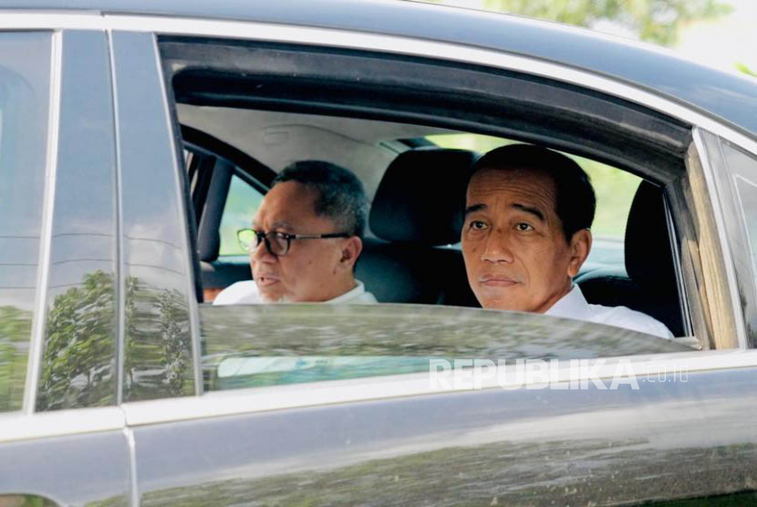 Presiden Jokowi saat meninjau ruas jalan di Provinsi Lampung, Jumat (5/5). Jokowi disebut caww-cawe terkait pilpres menyusul pertemuannya dengan ketum parpol pada pekan lalu. (ilustrasi)