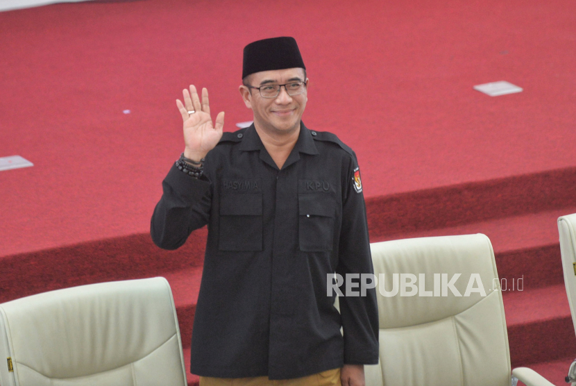 Ketua KPU Hasyim Asyari berisap memimpin rapat pleno terbuka penetapan hasil pemilu tahun 2024 tingkat nasional di Gedung KPU, Jakarta, Rabu (20/3/2024). Berdasarkan penetapan KPU atas rekapitulasi hasil penghitungan dan perolehan suara tingkat nasional Pilpres 2024, capres dan cawapres nomor urut 2 Prabowo Subianto-Gibran Rakabuming Raka dinyatakan memperoleh 96.214.691 suara, sementara capres-cawapres nomor urut 1 Anies Baswedan-Muhaimin Iskandar meraih 40.971.906 suara dan capres-cawapres nomor urut 3 Ganjar Pranowo-Mahfud MD meraih 27.040.878 suara.