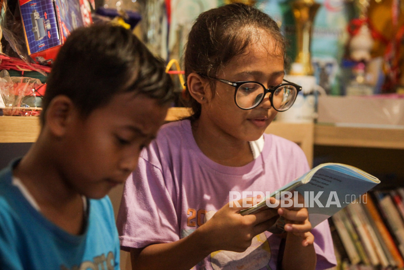 Anak-anak membaca buku di Rumah Baca Zhaffa, Manggarai, Jakarta Selatan, Kamis (22/2/2024). Rumah Baca Zhaffa yang didirikan di tengah pemukiman padat penduduk sejak tahun 2008 itu menyediakan berbagai macam jenis koleksi buku untuk menarik minat membaca sekaligus menjadi tempat belajar bagi anak-anak yang mengalami kendala dalam membaca selama sekolah. Sebanyak 150 anak yang berasal dari wilayah Manggarai, Manggarai Selatan dan Bukit Duri mengikuti pendidikan non formal secara gratis di tempat tersebut yang diharapkan dapat meningkatkan literasi anak sejak dini.