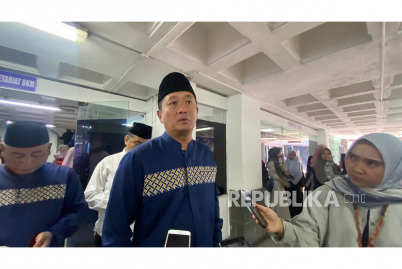 Pelaksana Harian (Plh) Wali Kota Bandung Ema Sumarna memberikan keterangan kepada awak media usai menghadiri pembukaan MTQ ke-48 di Masjid Ukhuwah Kota Bandung, Sabtu (22/7/2023). 