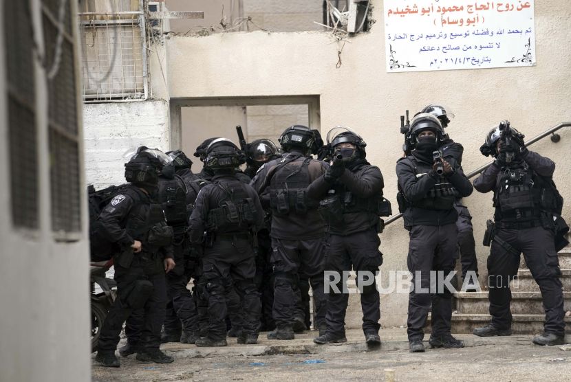  Polisi Israel Tembak Mati Remaja Palestina. Foto:   Pasukan keamanan Israel ditempatkan di kamp pengungsi Shuafat di Yerusalem setelah pembongkaran rumah keluarga militan Palestina Fadi Abu Shkhaidem, Selasa, 1 Februari 2022. Abu Shkhaidem ditembak mati oleh polisi Israel setelah dia membunuh seorang warga Israel dan melukai empat lainnya dalam serangan penembakan di Kota Tua Yerusalem pada November 2021. Para pejabat Israel mengatakan penghancuran itu mencegah serangan di masa depan, sementara kelompok hak asasi melihatnya sebagai bentuk hukuman kolektif.