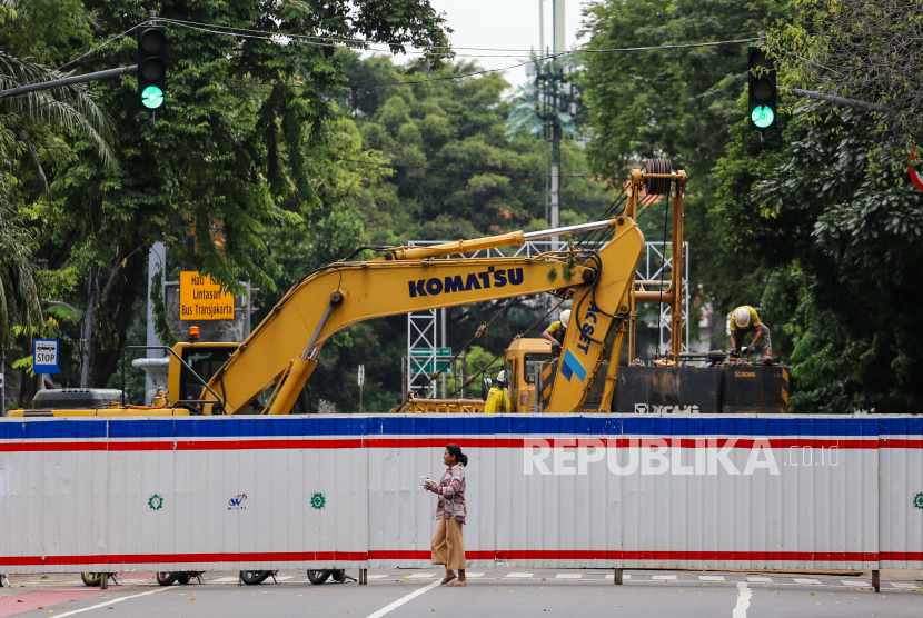 Seorang warga melintas di Jalan Katedral yang ditutup akibat proyek pembangunan Terowongan Silaturahmi di Jakarta, Jumat (22/1/2021). Penutupan Jalan Katedral mulai diterapkan dari tanggal 20 Januari hinggal 31 Maret 2021 akibat adanya pembangunan Terowongan Silaturahmi yang menghubungkan Masjid Istiqlal dengan Gereja Katedral.