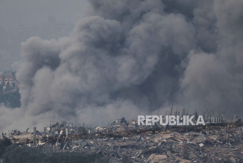 Smoke billows amid Israeli bombing in Gaza Strip, Palestine, Thursday (7/12/2023).