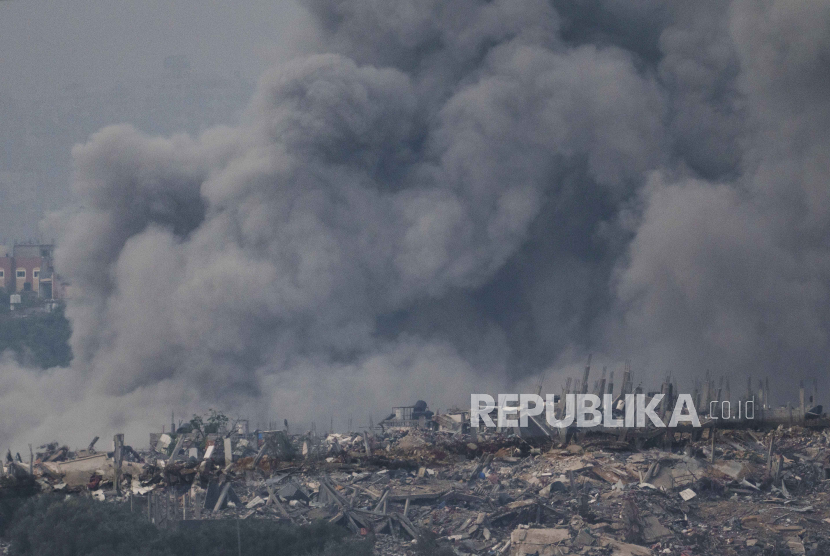 Asap membumbung di tengah pengeboman yang dilakukan Israel di Jalur Gaza, Palestina, Kamis (7/12/2023).