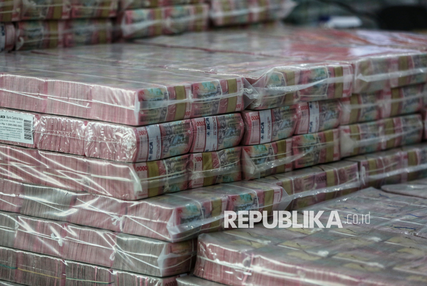Tumpukan uang hasil penyitaan tindak pidana korupsi  di Gedung Bundar Jampidus Kejaksaaan Agung, Jakarta, Rabu (2/7/2025). 