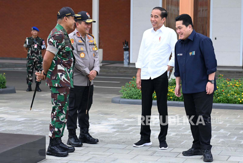 Menteri BUMN Erick Thohir mendampingi Presiden Joko Widodo (Jokowi) dalam kunjungan kerja ke Makassar, Sulawesi Selatan, Rabu (21/2/2024).